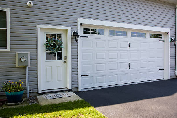 24/7 Emergency Garage Door Panel Replacement experts in Bigfoot, TX